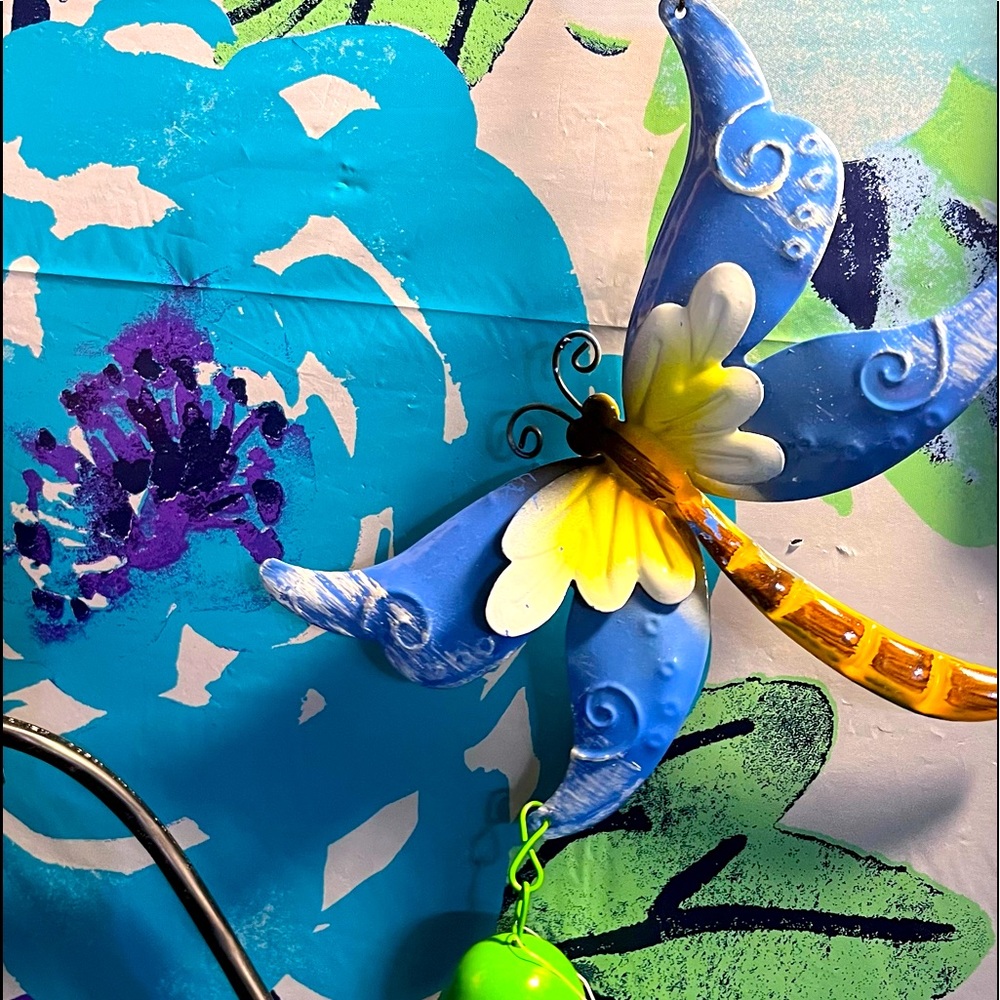 Decorative dragonfly wind-chimes